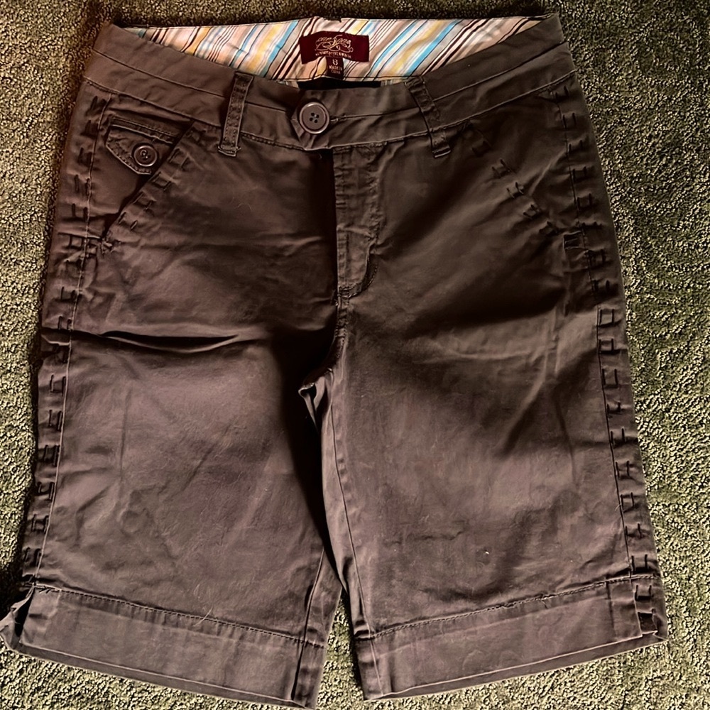Shorts with double stitching details